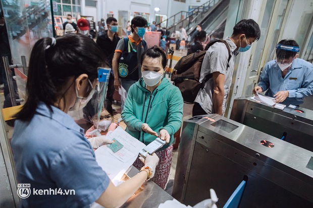 Chuyến tàu đầu tiên ở Sài Gòn chạy lại sau dịch, người dân phấn khởi: Đường về còn xa nhưng đặt chân được lên tàu là vui lắm rồi! - Ảnh 2. Chuyến tàu đầu tiên ở Sài Gòn chạy lại sau dịch, người dân phấn khởi: Đường về còn xa nhưng đặt chân được lên tàu là vui lắm rồi! - Ảnh 2.