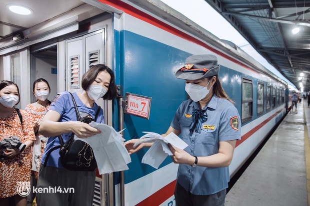 Chuyến tàu đầu tiên ở Sài Gòn chạy lại sau dịch, người dân phấn khởi: Đường về còn xa nhưng đặt chân được lên tàu là vui lắm rồi! - Ảnh 5. Chuyến tàu đầu tiên ở Sài Gòn chạy lại sau dịch, người dân phấn khởi: Đường về còn xa nhưng đặt chân được lên tàu là vui lắm rồi! - Ảnh 5.