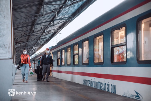 Chuyến tàu đầu tiên ở Sài Gòn chạy lại sau dịch, người dân phấn khởi: Đường về còn xa nhưng đặt chân được lên tàu là vui lắm rồi! - Ảnh 12. Chuyến tàu đầu tiên ở Sài Gòn chạy lại sau dịch, người dân phấn khởi: Đường về còn xa nhưng đặt chân được lên tàu là vui lắm rồi! - Ảnh 12.