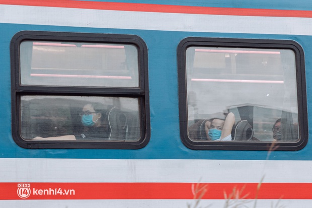 Chuyến tàu đầu tiên ở Sài Gòn chạy lại sau dịch, người dân phấn khởi: Đường về còn xa nhưng đặt chân được lên tàu là vui lắm rồi! - Ảnh 14. Chuyến tàu đầu tiên ở Sài Gòn chạy lại sau dịch, người dân phấn khởi: Đường về còn xa nhưng đặt chân được lên tàu là vui lắm rồi! - Ảnh 14.