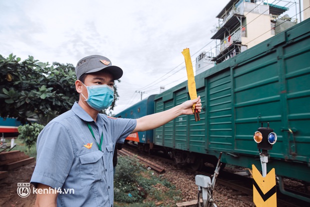 Chuyến tàu đầu tiên ở Sài Gòn chạy lại sau dịch, người dân phấn khởi: Đường về còn xa nhưng đặt chân được lên tàu là vui lắm rồi! - Ảnh 13. Chuyến tàu đầu tiên ở Sài Gòn chạy lại sau dịch, người dân phấn khởi: Đường về còn xa nhưng đặt chân được lên tàu là vui lắm rồi! - Ảnh 13.