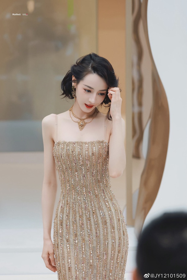 Địch Lệ Nhiệt Ba náo loạn MXH vì vòng 3 sexy xịt máu mũi nhưng ảnh không PTS tố sắc vóc khiến Cnet xót xa - Ảnh 12. Địch Lệ Nhiệt Ba náo loạn MXH vì vòng 3 sexy xịt máu mũi nhưng ảnh không PTS tố sắc vóc khiến Cnet xót xa - Ảnh 12.