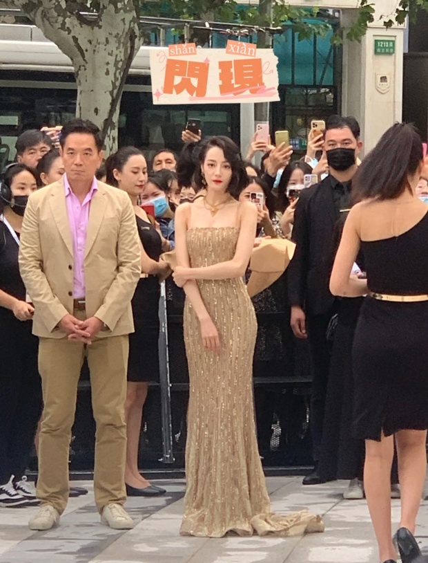 Địch Lệ Nhiệt Ba náo loạn MXH vì vòng 3 sexy xịt máu mũi nhưng ảnh không PTS tố sắc vóc khiến Cnet xót xa - Ảnh 9. Địch Lệ Nhiệt Ba náo loạn MXH vì vòng 3 sexy xịt máu mũi nhưng ảnh không PTS tố sắc vóc khiến Cnet xót xa - Ảnh 9.
