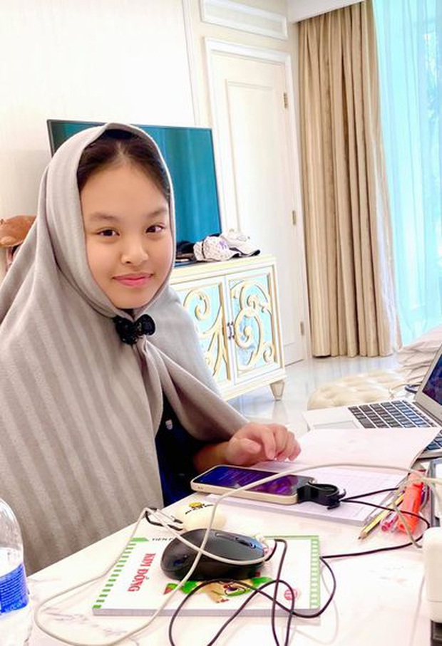 Gia đình 1 siêu mẫu đã trở về TP.HCM sau 4 tháng bị kẹt trên đảo, ái nữ chốt hạ 1 câu muốn té xỉu! - Ảnh 3. Gia đình 1 siêu mẫu đã trở về TP.HCM sau 4 tháng bị kẹt trên đảo, ái nữ chốt hạ 1 câu muốn té xỉu! - Ảnh 3.