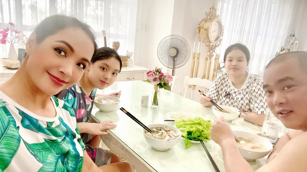 Gia đình 1 siêu mẫu đã trở về TP.HCM sau 4 tháng bị kẹt trên đảo, ái nữ chốt hạ 1 câu muốn té xỉu! - Ảnh 2. Gia đình 1 siêu mẫu đã trở về TP.HCM sau 4 tháng bị kẹt trên đảo, ái nữ chốt hạ 1 câu muốn té xỉu! - Ảnh 2.