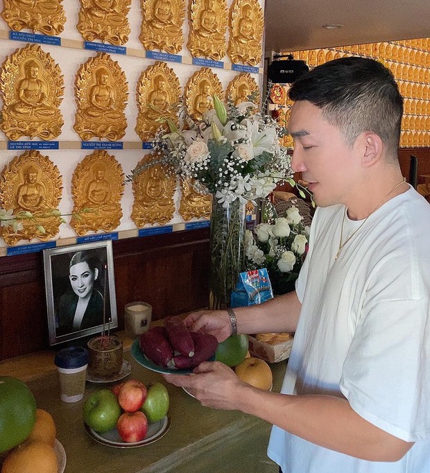 Trên bàn thờ cố ca sĩ Phi Nhung tại tang lễ Mỹ có đặt 1 món từng khiến NS Việt Hương khóc nghẹn khi nhắc đến! - Ảnh 4. Trên bàn thờ cố ca sĩ Phi Nhung tại tang lễ Mỹ có đặt 1 món từng khiến NS Việt Hương khóc nghẹn khi nhắc đến! - Ảnh 4.