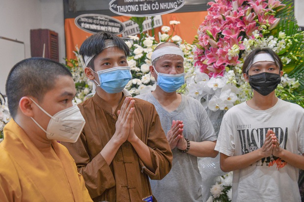 Hồ Văn Cường chỉ mặc 1 chiếc áo trong suốt 10 ngày từ dự lễ cầu siêu, nhận tiền cát-xê đến đi ra ngân hàng - Ảnh 3. Hồ Văn Cường chỉ mặc 1 chiếc áo trong suốt 10 ngày từ dự lễ cầu siêu, nhận tiền cát-xê đến đi ra ngân hàng - Ảnh 3.