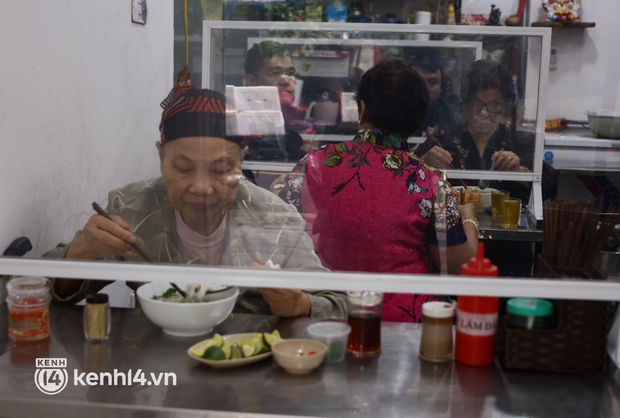 Từ sáng sớm, người dân Hà Nội phấn khởi rủ nhau đi ăn sáng: Cả tạ phở hết vèo trong vài tiếng! - Ảnh 15. Từ sáng sớm, người dân Hà Nội phấn khởi rủ nhau đi ăn sáng: Cả tạ phở hết vèo trong vài tiếng! - Ảnh 15.