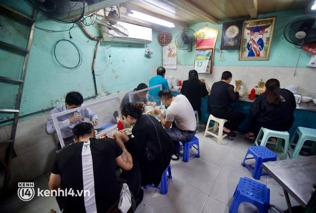 Cập nhật: Người dân Hà Nội phấn khởi ăn phở tại cửa hàng - Ảnh 6. Cập nhật: Người dân Hà Nội phấn khởi ăn phở tại cửa hàng - Ảnh 6.