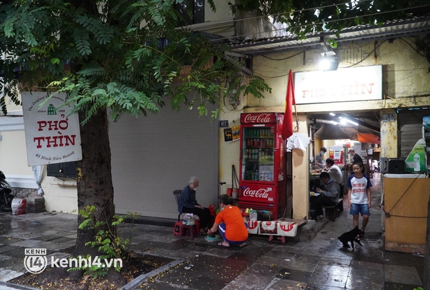 Cập nhật: Người dân Hà Nội phấn khởi ăn phở tại cửa hàng - Ảnh 1. Cập nhật: Người dân Hà Nội phấn khởi ăn phở tại cửa hàng - Ảnh 1.