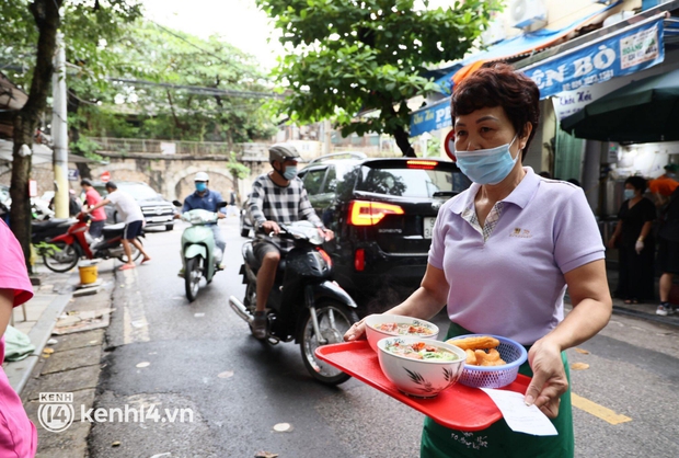 Từ sáng sớm, người dân Hà Nội phấn khởi rủ nhau đi ăn sáng: Cả tạ phở hết vèo trong vài tiếng! - Ảnh 14. Từ sáng sớm, người dân Hà Nội phấn khởi rủ nhau đi ăn sáng: Cả tạ phở hết vèo trong vài tiếng! - Ảnh 14.