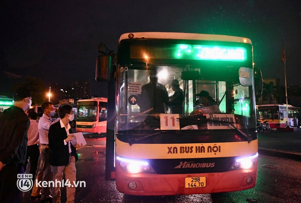 Hà Nội: Xe buýt, taxi hối hả chuẩn bị cho ngày đầu được hoạt động, đón khách trở lại - Ảnh 3. Hà Nội: Xe buýt, taxi hối hả chuẩn bị cho ngày đầu được hoạt động, đón khách trở lại - Ảnh 3.