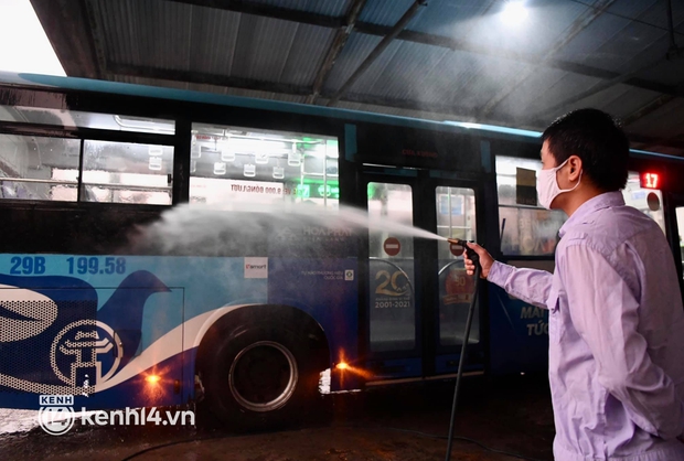 Hà Nội: Xe buýt, taxi hối hả chuẩn bị cho ngày đầu được hoạt động, đón khách trở lại - Ảnh 7. Hà Nội: Xe buýt, taxi hối hả chuẩn bị cho ngày đầu được hoạt động, đón khách trở lại - Ảnh 7.