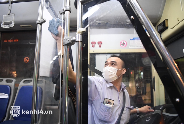 Hà Nội: Xe buýt, taxi hối hả chuẩn bị cho ngày đầu được hoạt động, đón khách trở lại - Ảnh 4. Hà Nội: Xe buýt, taxi hối hả chuẩn bị cho ngày đầu được hoạt động, đón khách trở lại - Ảnh 4.