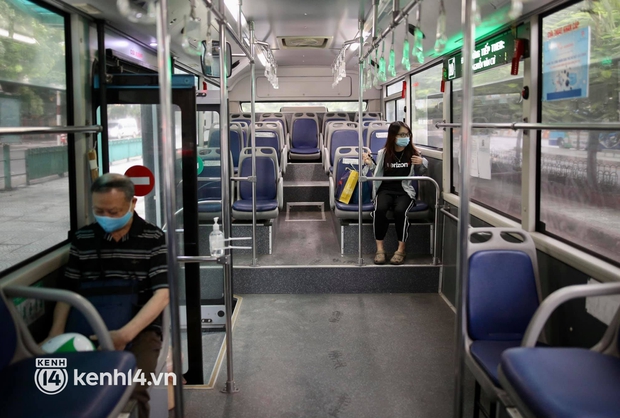 Hà Nội: Xe buýt, taxi hối hả chuẩn bị cho ngày đầu được hoạt động, đón khách trở lại - Ảnh 14. Hà Nội: Xe buýt, taxi hối hả chuẩn bị cho ngày đầu được hoạt động, đón khách trở lại - Ảnh 14.