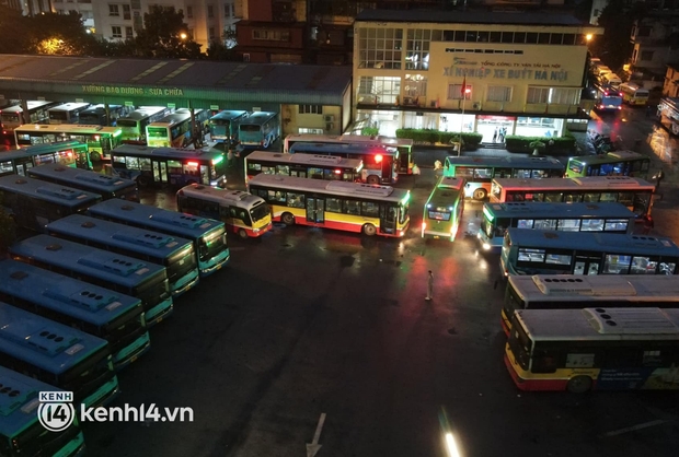 Hà Nội: Xe buýt, taxi hối hả chuẩn bị cho ngày đầu được hoạt động, đón khách trở lại - Ảnh 1. Hà Nội: Xe buýt, taxi hối hả chuẩn bị cho ngày đầu được hoạt động, đón khách trở lại - Ảnh 1.