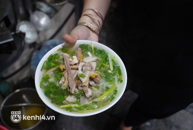 Cập nhật: Người dân Hà Nội phấn khởi ăn phở tại cửa hàng - Ảnh 5. Cập nhật: Người dân Hà Nội phấn khởi ăn phở tại cửa hàng - Ảnh 5.