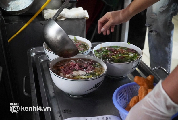 Từ sáng sớm, người dân Hà Nội phấn khởi rủ nhau đi ăn sáng: Cả tạ phở hết vèo trong vài tiếng! - Ảnh 11. Từ sáng sớm, người dân Hà Nội phấn khởi rủ nhau đi ăn sáng: Cả tạ phở hết vèo trong vài tiếng! - Ảnh 11.