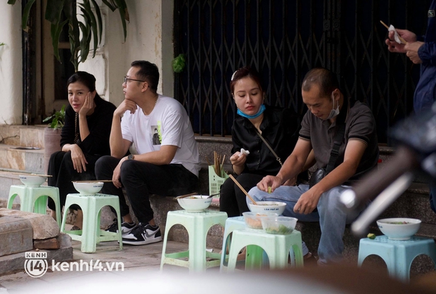 Từ sáng sớm, người dân Hà Nội phấn khởi rủ nhau đi ăn sáng: Cả tạ phở hết vèo trong vài tiếng! - Ảnh 12. Từ sáng sớm, người dân Hà Nội phấn khởi rủ nhau đi ăn sáng: Cả tạ phở hết vèo trong vài tiếng! - Ảnh 12.