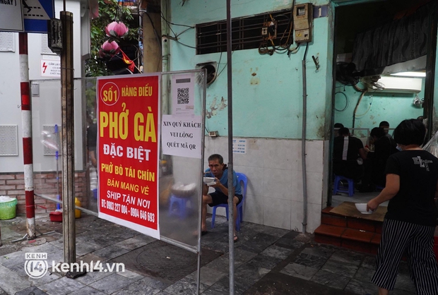 Cập nhật: Người dân Hà Nội phấn khởi ăn phở tại cửa hàng - Ảnh 4. Cập nhật: Người dân Hà Nội phấn khởi ăn phở tại cửa hàng - Ảnh 4.