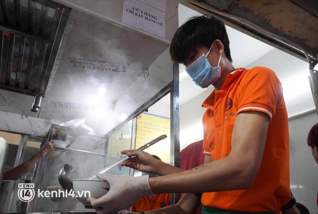 Từ sáng sớm, người dân Hà Nội phấn khởi rủ nhau đi ăn sáng: Cả tạ phở hết vèo trong vài tiếng! - Ảnh 10. Từ sáng sớm, người dân Hà Nội phấn khởi rủ nhau đi ăn sáng: Cả tạ phở hết vèo trong vài tiếng! - Ảnh 10.