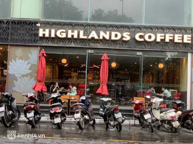Các khu phố cà phê ở Hà Nội tưng bừng mở lại, ngồi chill ngày mưa xin chấm 10 điểm lãng mạn! - Ảnh 5. Các khu phố cà phê ở Hà Nội tưng bừng mở lại, ngồi chill ngày mưa xin chấm 10 điểm lãng mạn! - Ảnh 5.