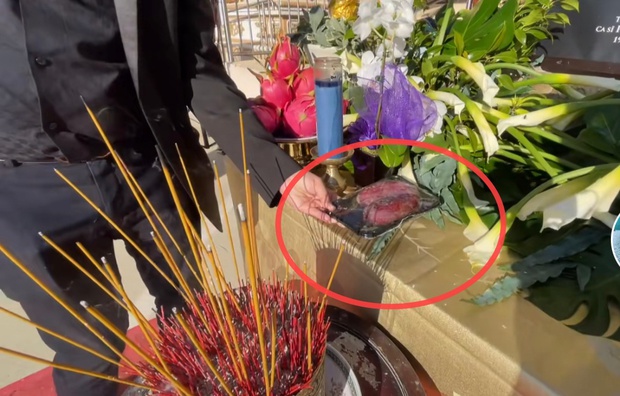 Trên bàn thờ cố ca sĩ Phi Nhung tại tang lễ Mỹ có đặt 1 món từng khiến NS Việt Hương khóc nghẹn khi nhắc đến! - Ảnh 3. Trên bàn thờ cố ca sĩ Phi Nhung tại tang lễ Mỹ có đặt 1 món từng khiến NS Việt Hương khóc nghẹn khi nhắc đến! - Ảnh 3.
