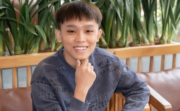 Hồ Văn Cường chỉ mặc 1 chiếc áo trong suốt 10 ngày từ dự lễ cầu siêu, nhận tiền cát-xê đến đi ra ngân hàng - Ảnh 8. Hồ Văn Cường chỉ mặc 1 chiếc áo trong suốt 10 ngày từ dự lễ cầu siêu, nhận tiền cát-xê đến đi ra ngân hàng - Ảnh 8.