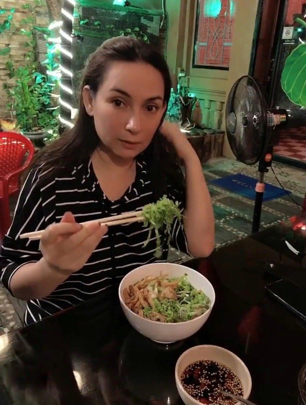 Trên bàn thờ cố ca sĩ Phi Nhung tại tang lễ Mỹ có đặt 1 món từng khiến NS Việt Hương khóc nghẹn khi nhắc đến! - Ảnh 7. Trên bàn thờ cố ca sĩ Phi Nhung tại tang lễ Mỹ có đặt 1 món từng khiến NS Việt Hương khóc nghẹn khi nhắc đến! - Ảnh 7.