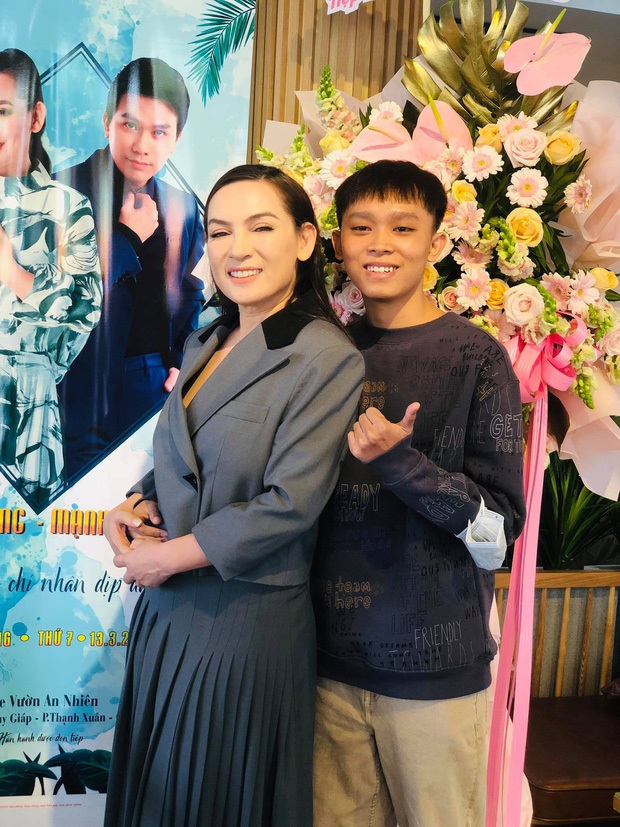 Hồ Văn Cường chỉ mặc 1 chiếc áo trong suốt 10 ngày từ dự lễ cầu siêu, nhận tiền cát-xê đến đi ra ngân hàng - Ảnh 10. Hồ Văn Cường chỉ mặc 1 chiếc áo trong suốt 10 ngày từ dự lễ cầu siêu, nhận tiền cát-xê đến đi ra ngân hàng - Ảnh 10.
