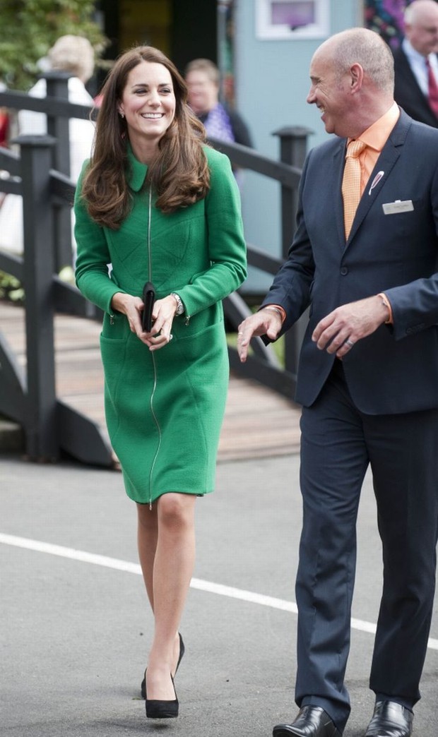 Kate Middleton - Công nương danh giá bậc nhất Hoàng gia vẫn mặc đi mặc lại 1 mẫu áo khoác trong suốt 7 năm - Ảnh 2. Kate Middleton - Công nương danh giá bậc nhất Hoàng gia vẫn mặc đi mặc lại 1 mẫu áo khoác trong suốt 7 năm - Ảnh 2.