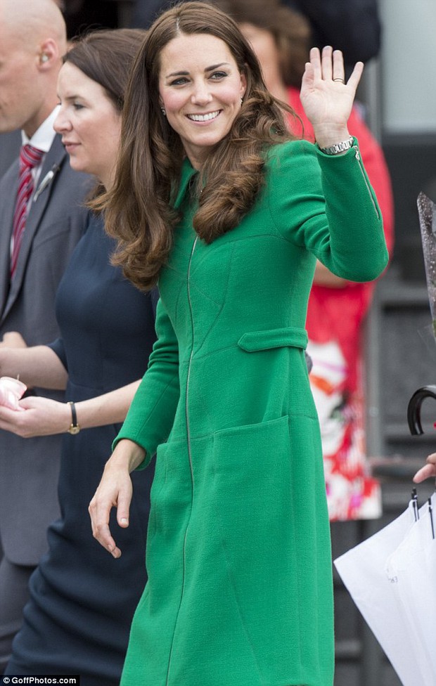 Kate Middleton - Công nương danh giá bậc nhất Hoàng gia vẫn mặc đi mặc lại 1 mẫu áo khoác trong suốt 7 năm - Ảnh 6. Kate Middleton - Công nương danh giá bậc nhất Hoàng gia vẫn mặc đi mặc lại 1 mẫu áo khoác trong suốt 7 năm - Ảnh 6.