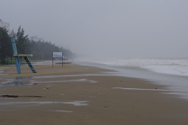 Mưa lớn và nước biển dâng tại TP. Sầm Sơn do ảnh hưởng bão số 8 - Ảnh 2.
