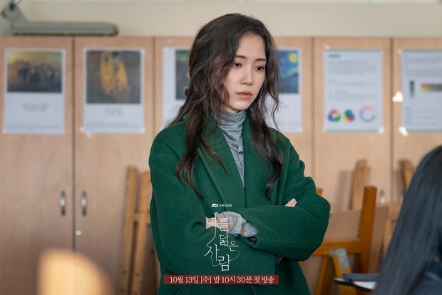 Netizen sốc visual nữ chính Hospital Playlist ở phim mới, thêm vai diễn dị dị xem nổi cả da gà - Ảnh 7. Netizen sốc visual nữ chính Hospital Playlist ở phim mới, thêm vai diễn dị dị xem nổi cả da gà - Ảnh 7.