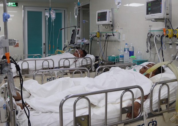 Rượu pha chế từ cồn công nghiệp gây chết 10 người ở TP.HCM nguy hiểm ra sao? - Ảnh 1. Rượu pha chế từ cồn công nghiệp gây chết 10 người ở TP.HCM nguy hiểm ra sao? - Ảnh 1.