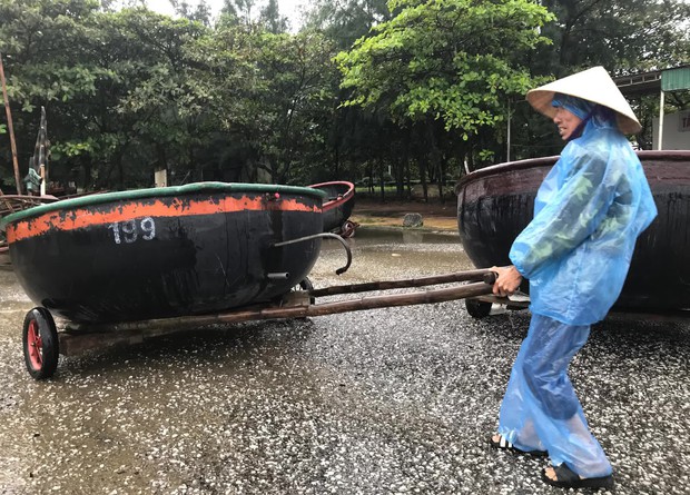 Bão số 8: Sóng cao 5m đang đánh vào bờ biển Nghệ An, hàng trăm khối đất đá sạt lở, đổ xuống quốc lộ  - Ảnh 3.