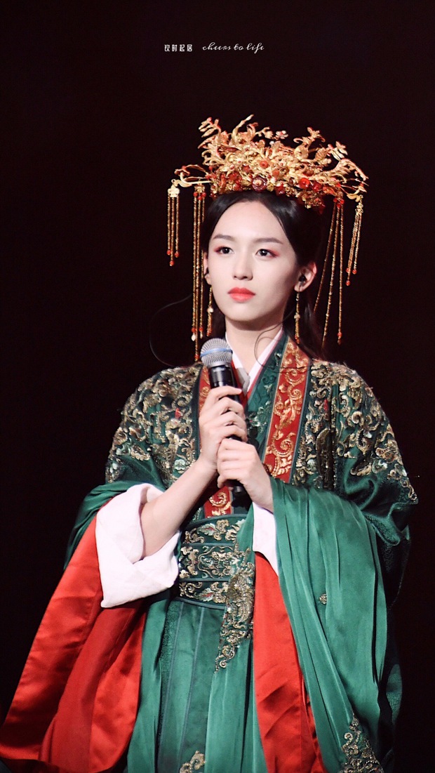 Triệu Lộ Tư ăn gạch vì đạo nhái trắng trợn Triệu Lệ Dĩnh, làm lễ cưới lố bịch nhất màn ảnh Hoa ngữ cuối 2021! - Ảnh 5. Triệu Lộ Tư ăn gạch vì đạo nhái trắng trợn Triệu Lệ Dĩnh, làm lễ cưới lố bịch nhất màn ảnh Hoa ngữ cuối 2021! - Ảnh 5.