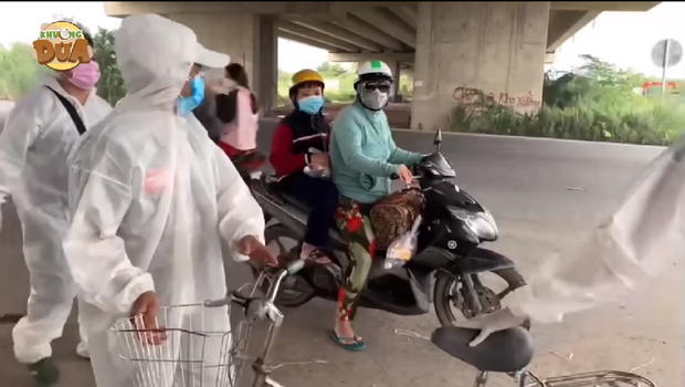 Người phụ nữ chở con về quê 3 lần/ngày, hiên ngang xin tiền: Kịch bản lừa đảo mùa dịch bị vạch trần - Ảnh 2. Người phụ nữ chở con về quê 3 lần/ngày, hiên ngang xin tiền: Kịch bản lừa đảo mùa dịch bị vạch trần - Ảnh 2.