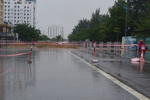 Mưa lớn và nước biển dâng tại TP. Sầm Sơn do ảnh hưởng bão số 8 - Ảnh 11.