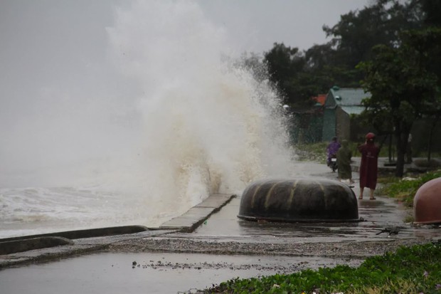 Bão số 8: Sóng cao 5m đang đánh vào bờ biển Nghệ An, hàng trăm khối đất đá sạt lở, đổ xuống quốc lộ  - Ảnh 4.