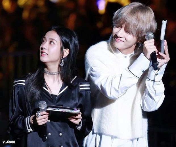 V (BTS) từng hiếm hoi nhắc về chuyện tình cảm trong quá khứ: Hẹn hò từ cấp 1, các mối tình không quá 20 ngày - Ảnh 3. V (BTS) từng hiếm hoi nhắc về chuyện tình cảm trong quá khứ: Hẹn hò từ cấp 1, các mối tình không quá 20 ngày - Ảnh 3.