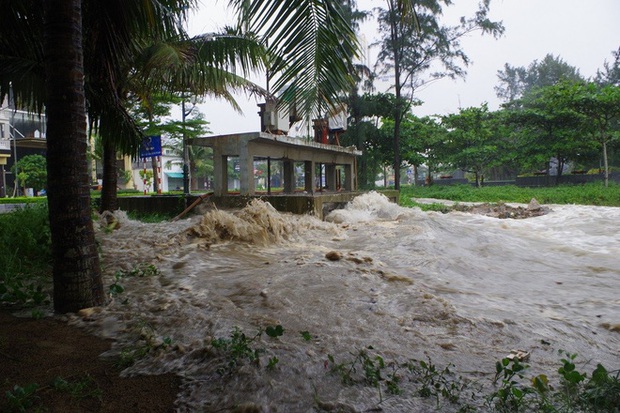 Mưa lớn và nước biển dâng tại TP. Sầm Sơn do ảnh hưởng bão số 8 - Ảnh 4.