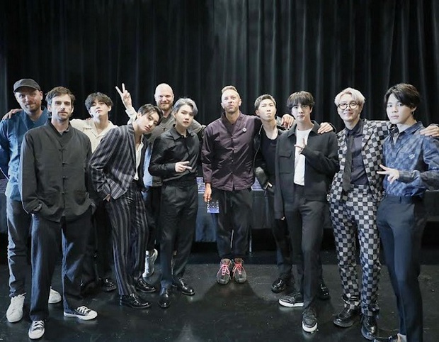 Coldplay cố gắng bảo vệ BTS khi bị MC người Đức mỉa mai, cố tình hạ thấp - Ảnh 4. Coldplay cố gắng bảo vệ BTS khi bị MC người Đức mỉa mai, cố tình hạ thấp - Ảnh 4.