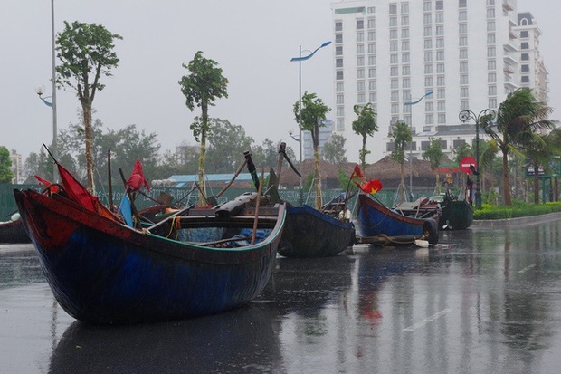 Mưa lớn và nước biển dâng tại TP. Sầm Sơn do ảnh hưởng bão số 8 - Ảnh 5.