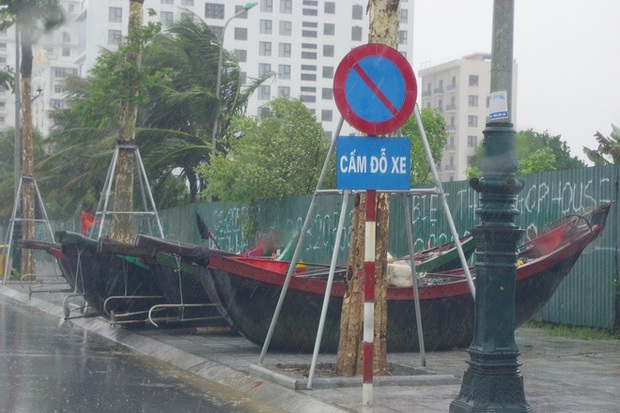 Mưa lớn và nước biển dâng tại TP. Sầm Sơn do ảnh hưởng bão số 8 - Ảnh 6.