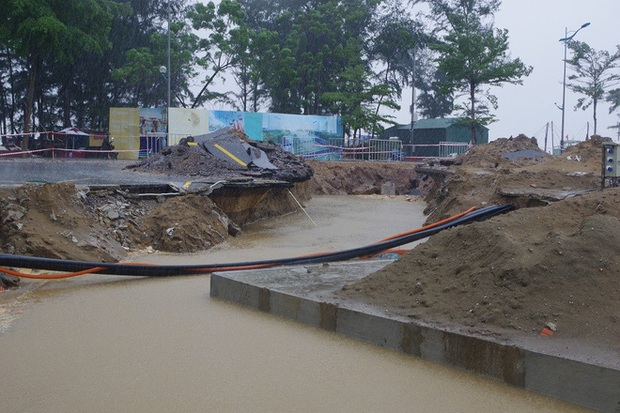 Mưa lớn và nước biển dâng tại TP. Sầm Sơn do ảnh hưởng bão số 8 - Ảnh 10. Mưa lớn và nước biển dâng tại TP. Sầm Sơn do ảnh hưởng bão số 8 - Ảnh 10.