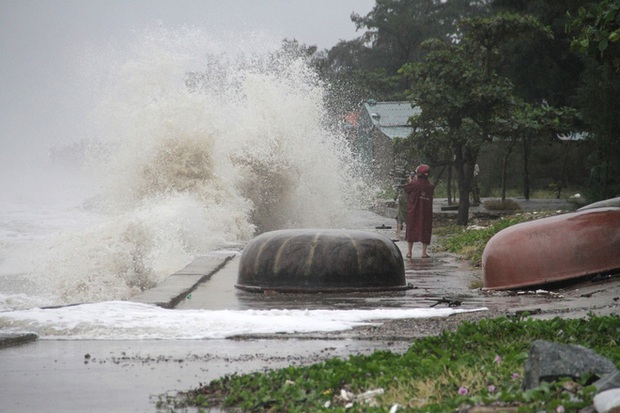 Bão số 8: Sóng cao 5m đang đánh vào bờ biển Nghệ An, hàng trăm khối đất đá sạt lở, đổ xuống quốc lộ  - Ảnh 11.