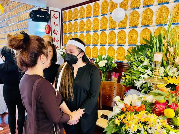 2 lần đeo khẩu trang tiễn biệt đồng nghiệp, Thuý Nga nghẹn ngào chia sẻ đều có chung một cảm xúc này? - Ảnh 5. 2 lần đeo khẩu trang tiễn biệt đồng nghiệp, Thuý Nga nghẹn ngào chia sẻ đều có chung một cảm xúc này? - Ảnh 5.