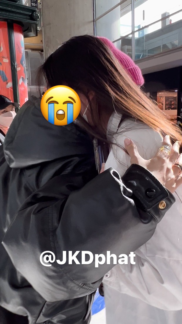 Lisa (BLACKPINK) úp mở hẹn fan gặp nhau ở Paris, tưởng nói chơi ai ngờ gặp thật rồi ôm lấy nhau như bạn thân lâu năm! - Ảnh 3. Lisa (BLACKPINK) úp mở hẹn fan gặp nhau ở Paris, tưởng nói chơi ai ngờ gặp thật rồi ôm lấy nhau như bạn thân lâu năm! - Ảnh 3.