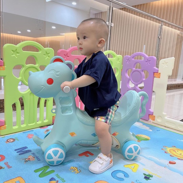 Cháu ngoại cựu chủ tịch CLB Sài Gòn diện đồ cực bảnh, danh tính người tặng bộ quần áo nghe xong còn xỉu ngang hơn nữa - Ảnh 8. Cháu ngoại cựu chủ tịch CLB Sài Gòn diện đồ cực bảnh, danh tính người tặng bộ quần áo nghe xong còn xỉu ngang hơn nữa - Ảnh 8.